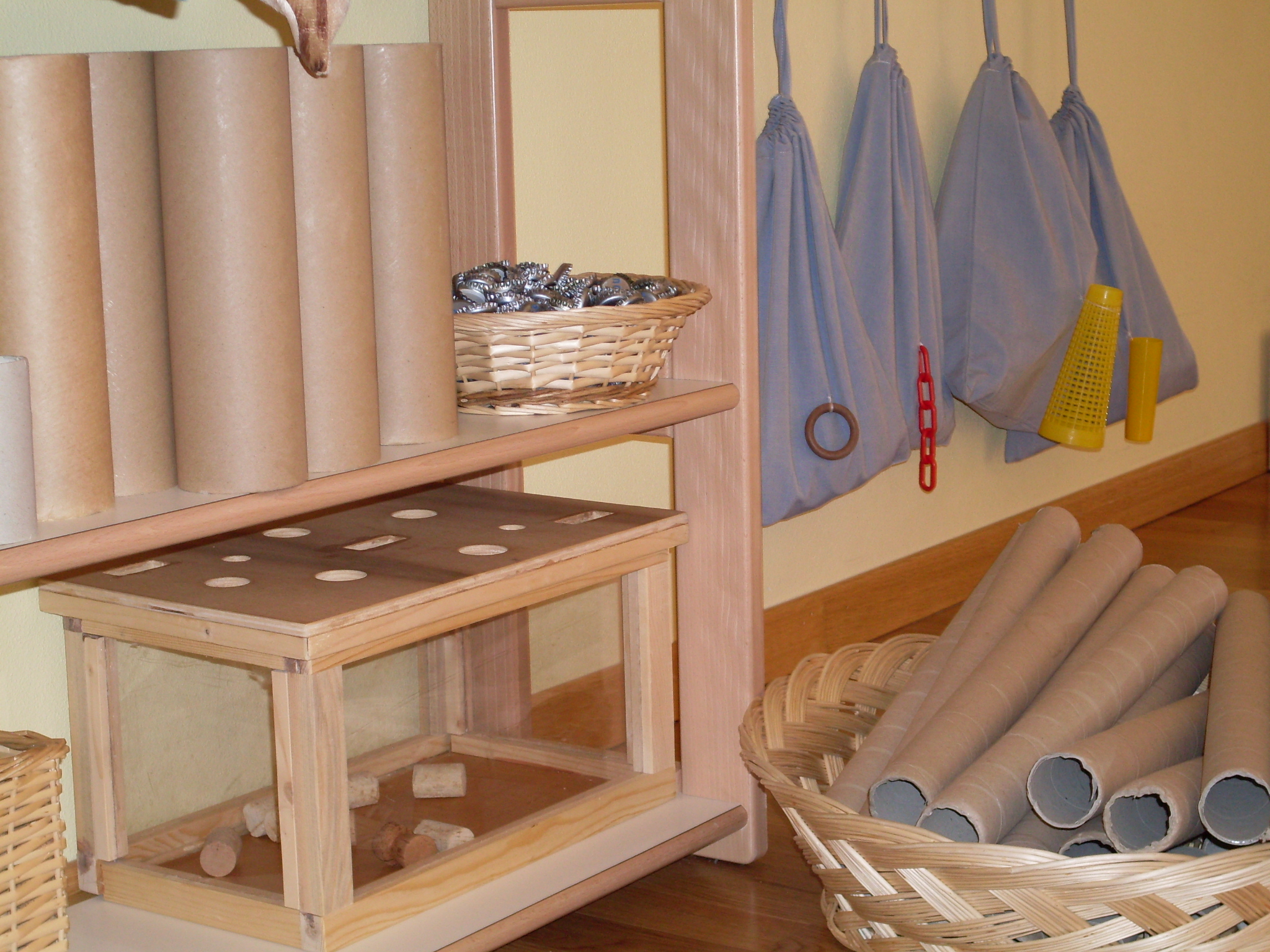 Un'immagine che ritrae legna, scaffalature, mordente per legno, legno duro e mensola.