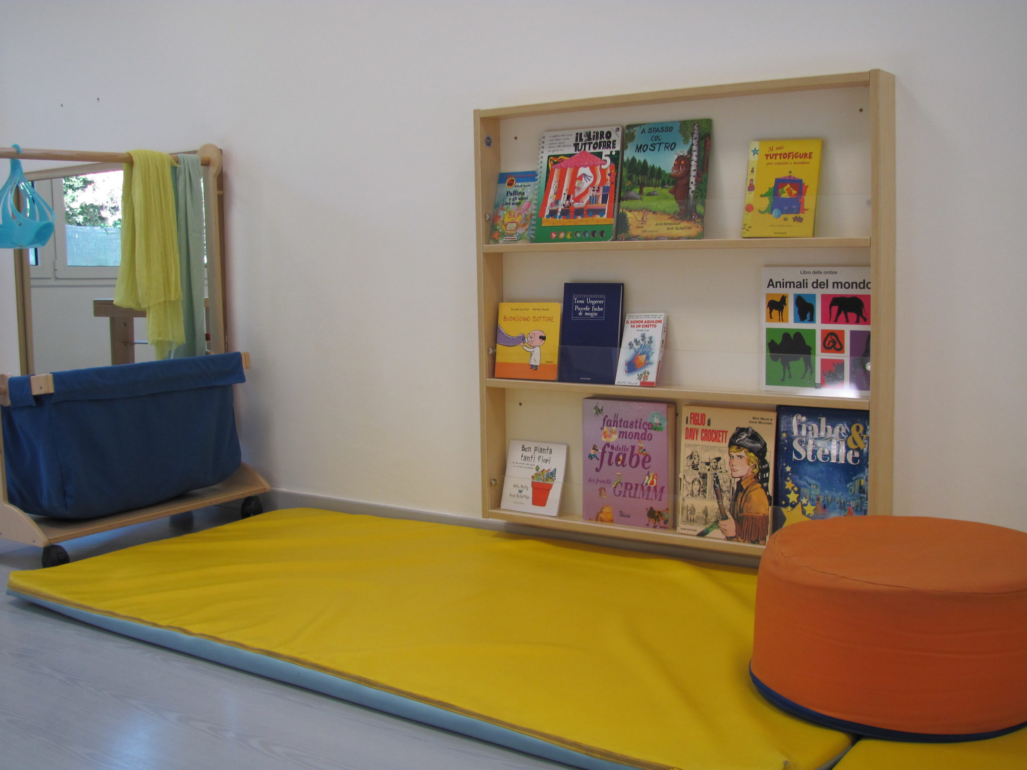 Un'immagine che ritrae pavimentazione, mobilia, pavimento, design d'interni e scaffalature.