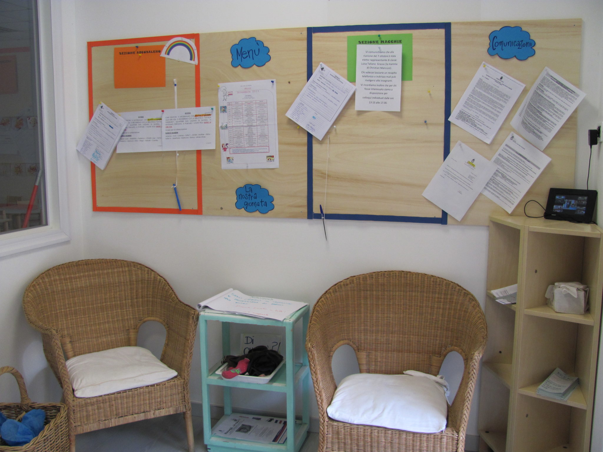 Un'immagine che ritrae mobilia, design d'interni, pavimentazione, sedia e tavolo.