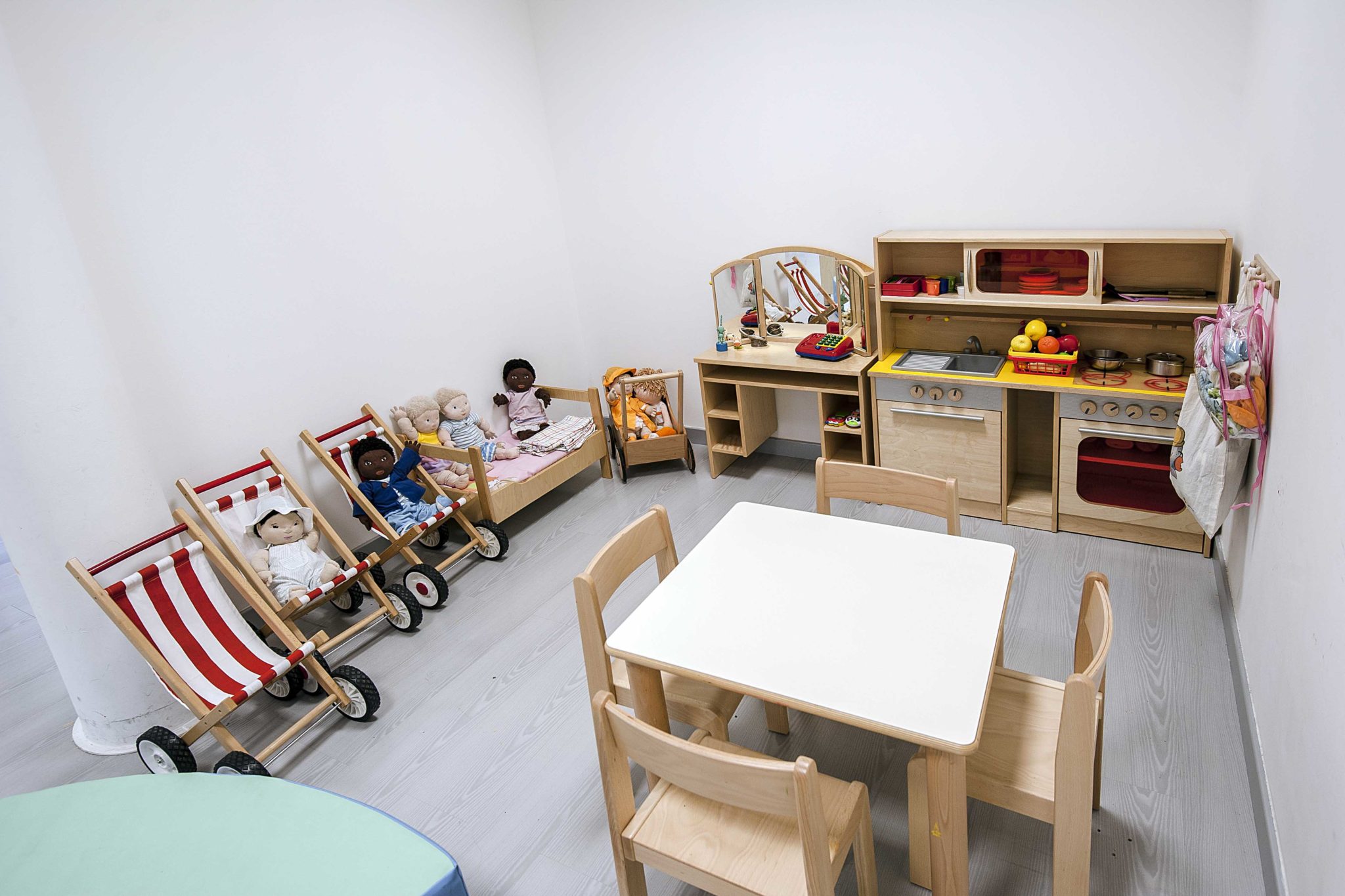 Un'immagine che ritrae mobilia, pavimentazione, giocattolo, giocattoli per bambini e sedia.