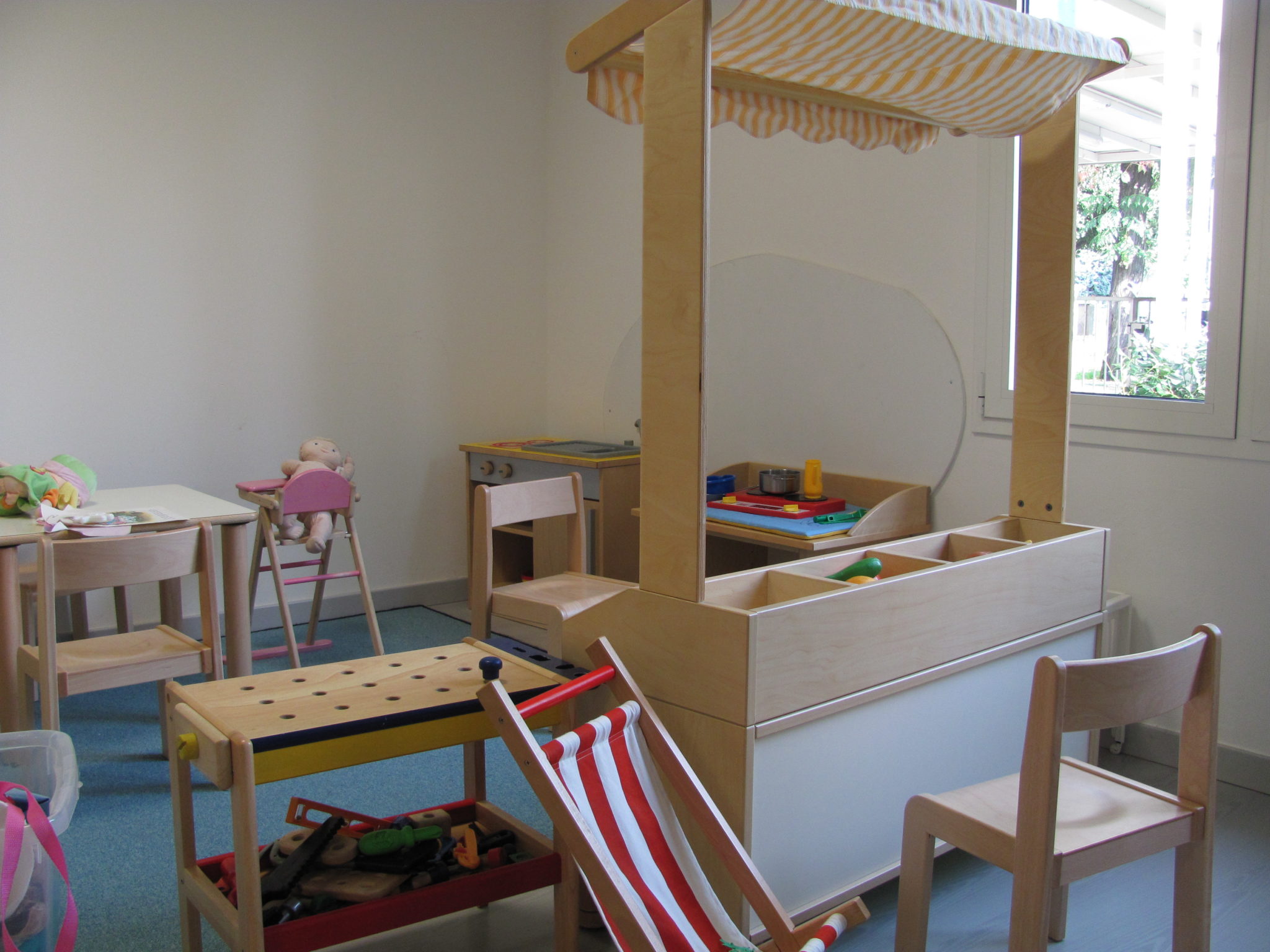 Un'immagine che ritrae legna, mobilia, pavimentazione, design d'interni e pavimento.