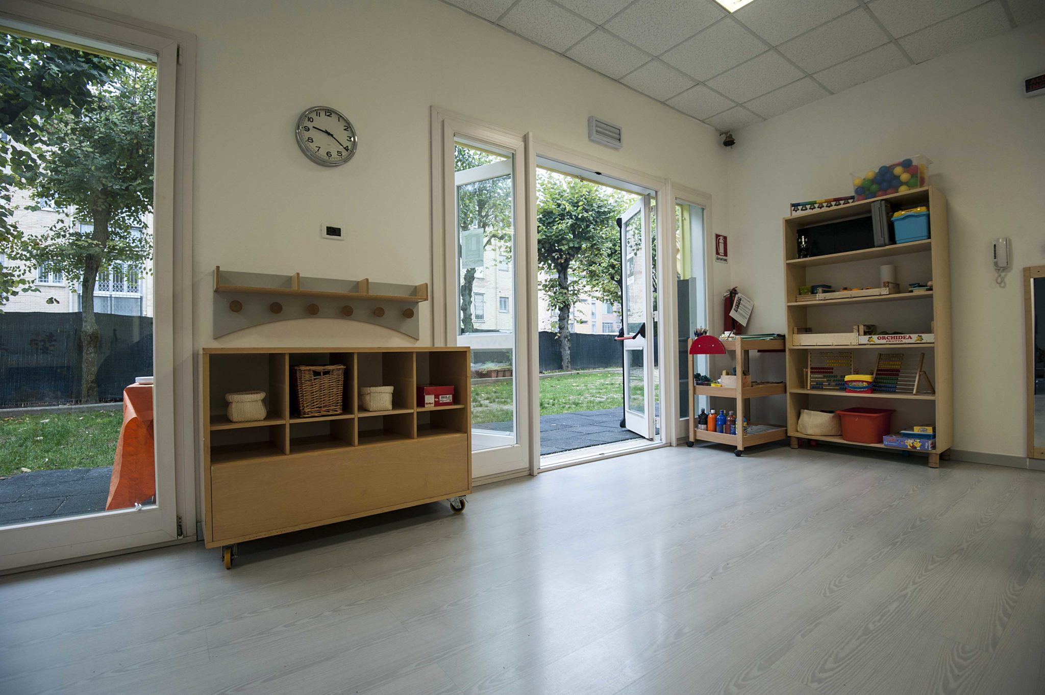 Un'immagine che ritrae pavimentazione, pavimento, legna, design d'interni e scaffalature.
