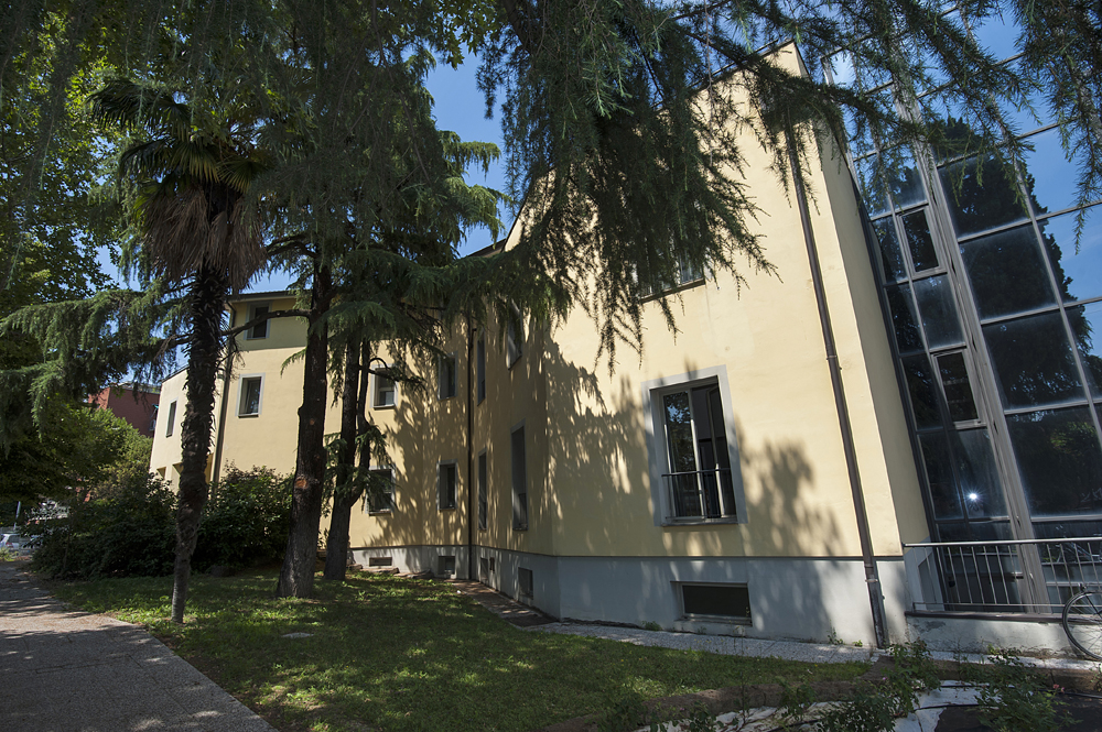 Un'immagine che ritrae finestra, zona residenziale, casa, insediamento umano e proprietà.
