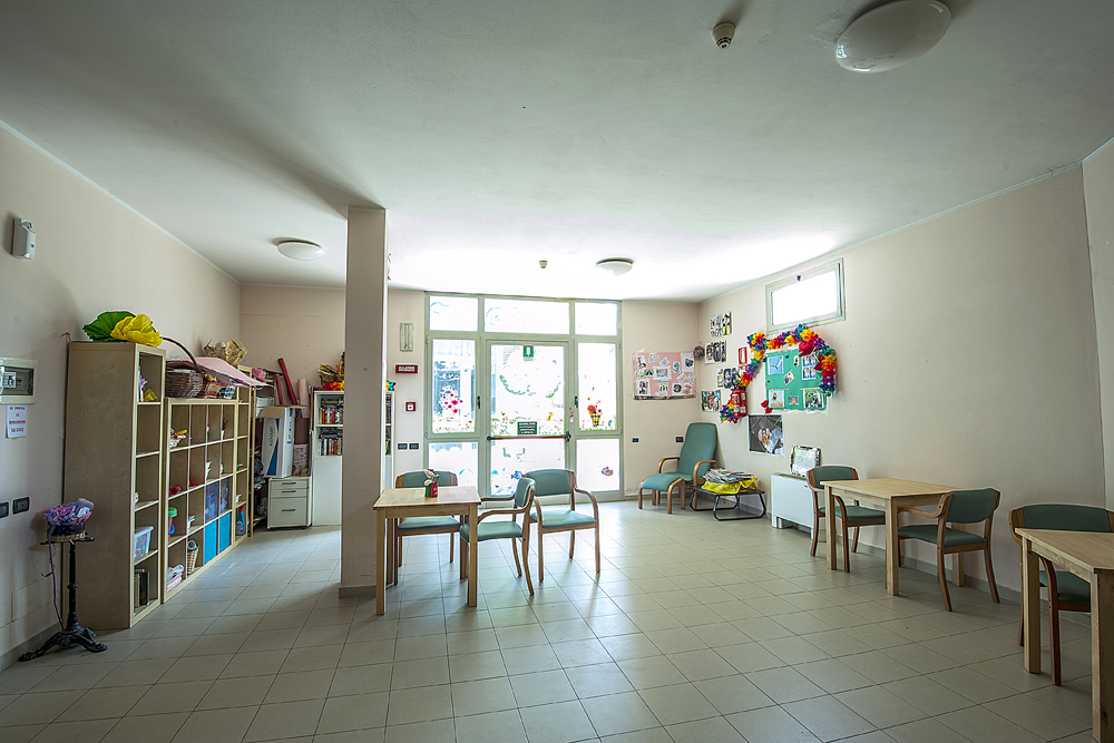 Un'immagine che ritrae pavimentazione, design d'interni, mobilia, pavimento e soffitto.
