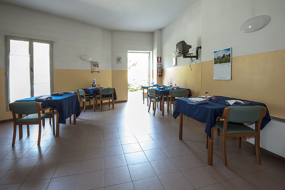 Un'immagine che ritrae mobilia, pavimentazione, tavolo, sedia e pavimento.