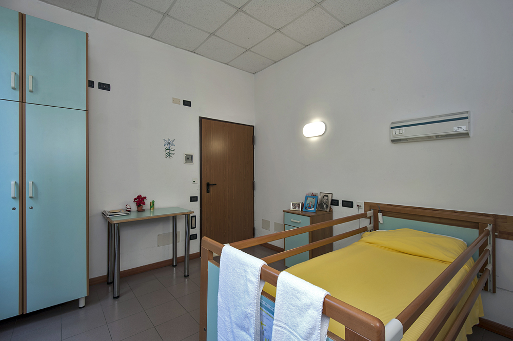 Un'immagine che ritrae design d'interni, pavimentazione, pavimento, mobilia e soffitto.