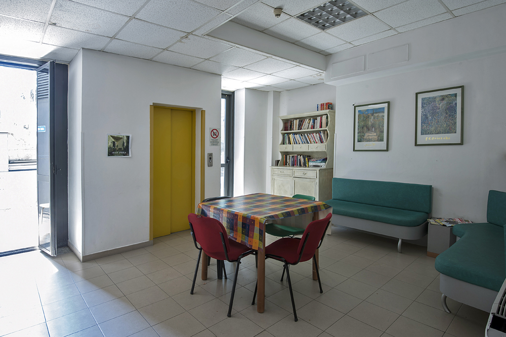 Un'immagine che ritrae mobilia, pavimentazione, design d'interni, pavimento e tavolo.