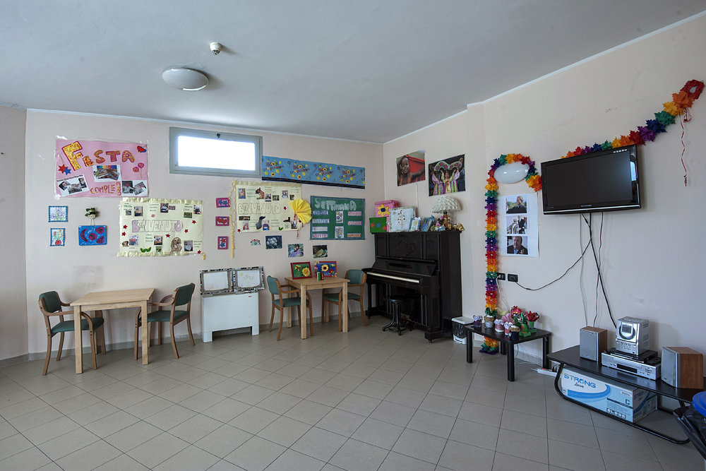 Un'immagine che ritrae mobilia, design d'interni, pavimentazione, pavimento e soffitto.