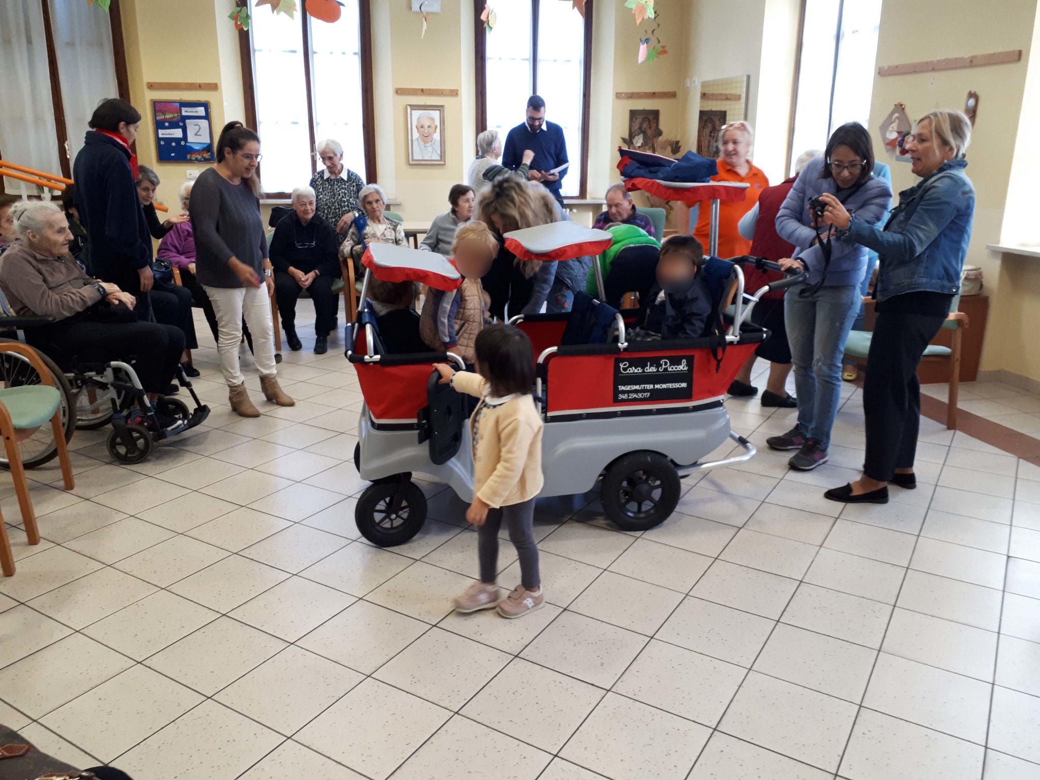 Un'immagine che ritrae trasporto neonati, prodotti per bambini, bagagli e borse, tempo libero e bambino.