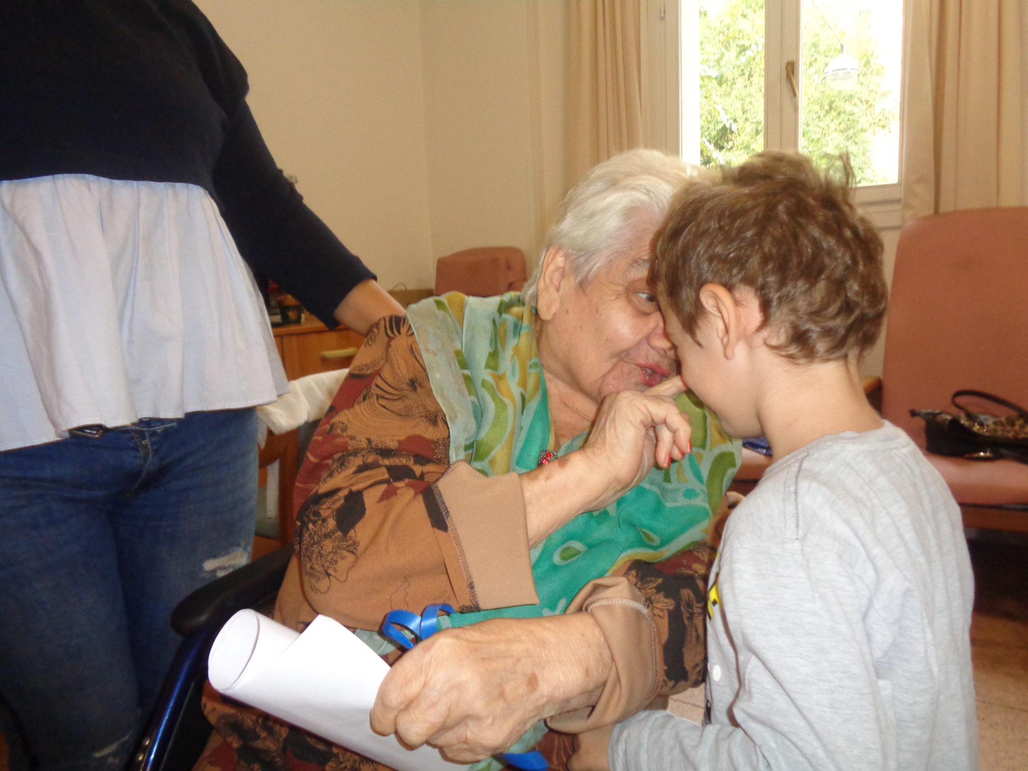 Un'immagine che ritrae testa, orecchio, felicità, comfort e nonno.
