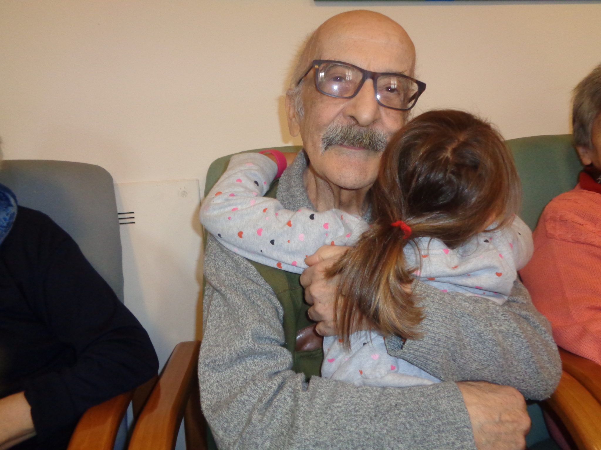 Un'immagine che ritrae occhiali, testa, occhiali, viso e cura della vista.
