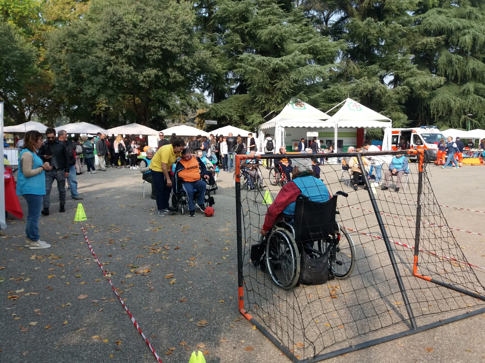 Un'immagine che ritrae spazio pubblico, jeans, ricreazione, tenda e baldacchino.