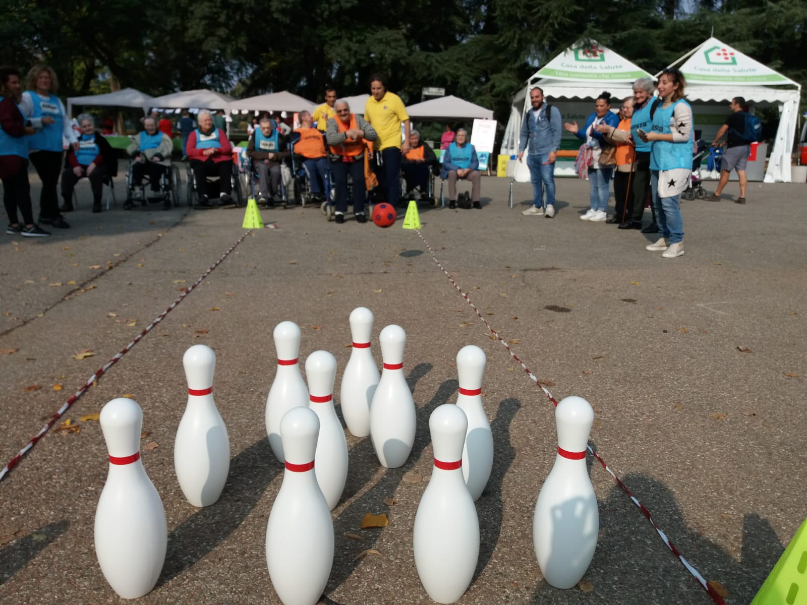 Un'immagine che ritrae ricreazione, divertimento, tempo libero, attrezzatura da bowling e gioco.