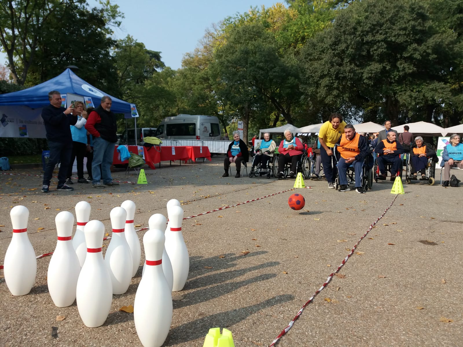 Un'immagine che ritrae ricreazione, comunità, divertimento, gioco e tempo libero.