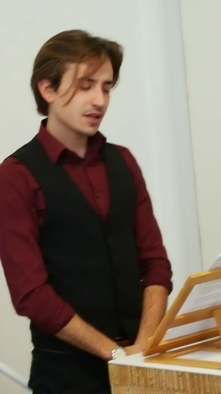 Un'immagine che ritrae spalla, collare, in piedi, gomito e vita.