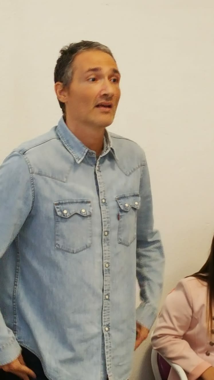 Un'immagine che ritrae manica, collare, denim, camicia elegante e vita.