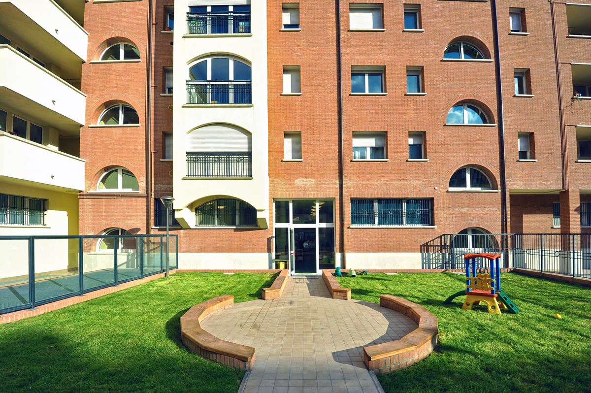 Un'immagine che ritrae appartamento, insediamento umano e condominio.