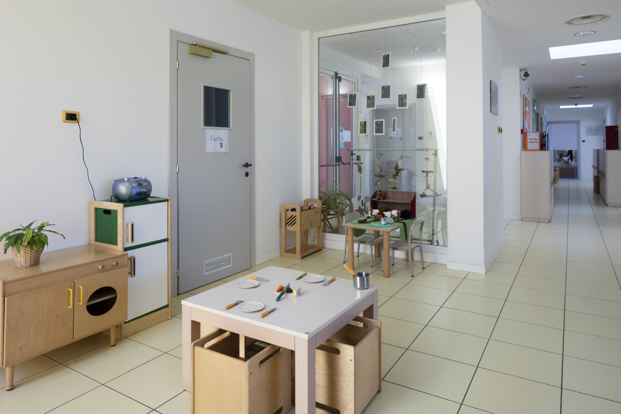 Un'immagine che ritrae parete, mobilia, design d'interni, pavimentazione e pavimento.