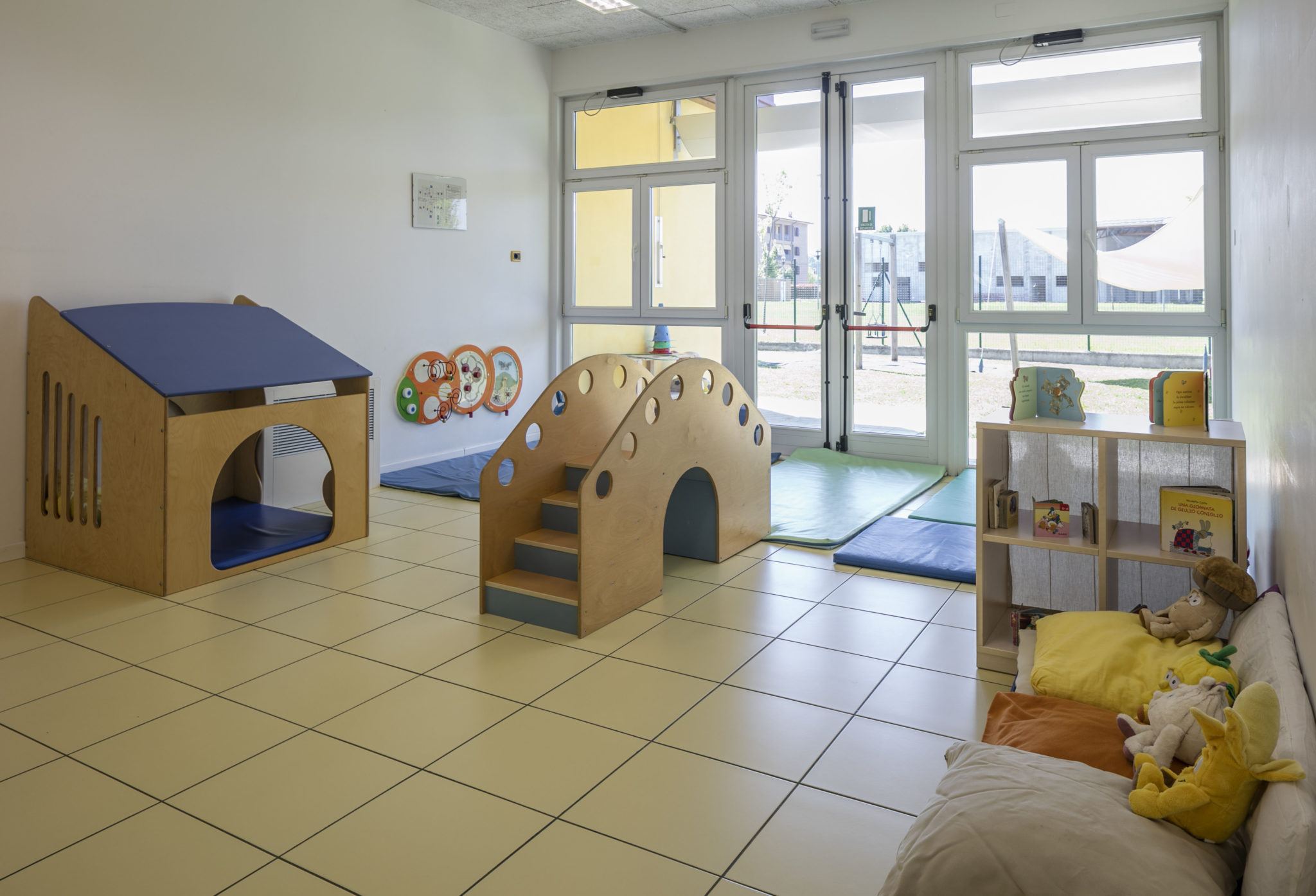 Un'immagine che ritrae pavimentazione, pavimento, giocattolo, canidi e giocattoli per bambini.