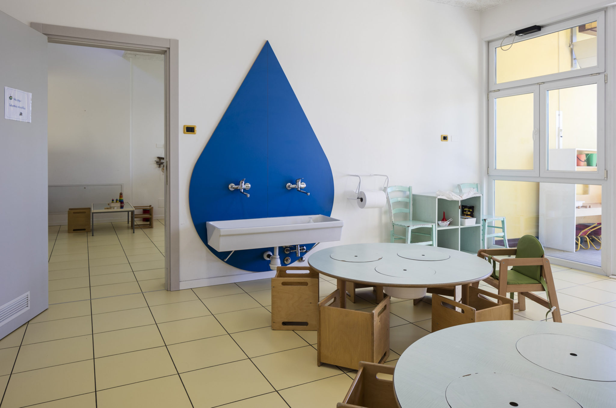 Un'immagine che ritrae pavimentazione, design d'interni, pavimento, soffitto e mobilia.