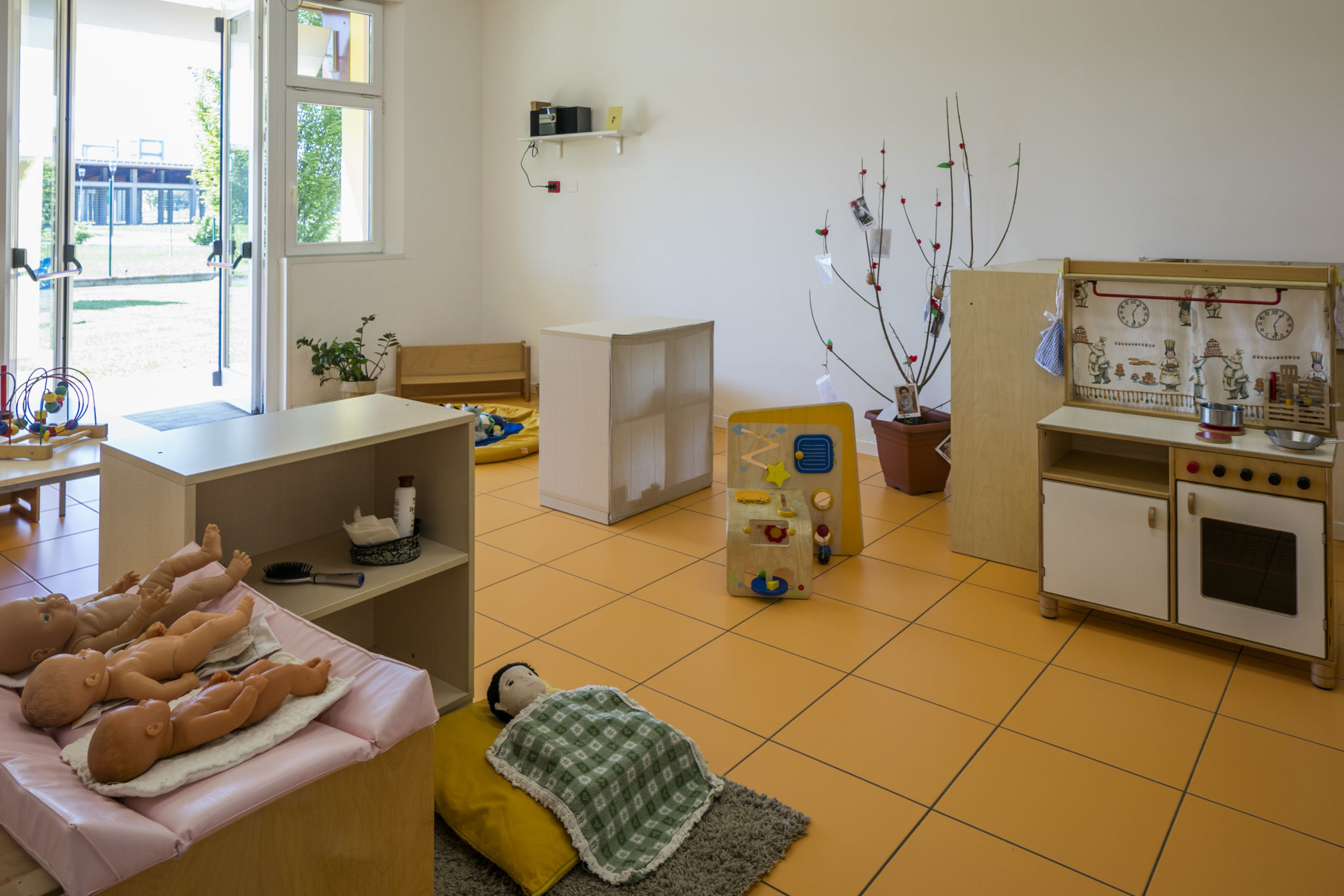 Un'immagine che ritrae pavimentazione, pavimento, design d'interni, mensola e scaffalature.