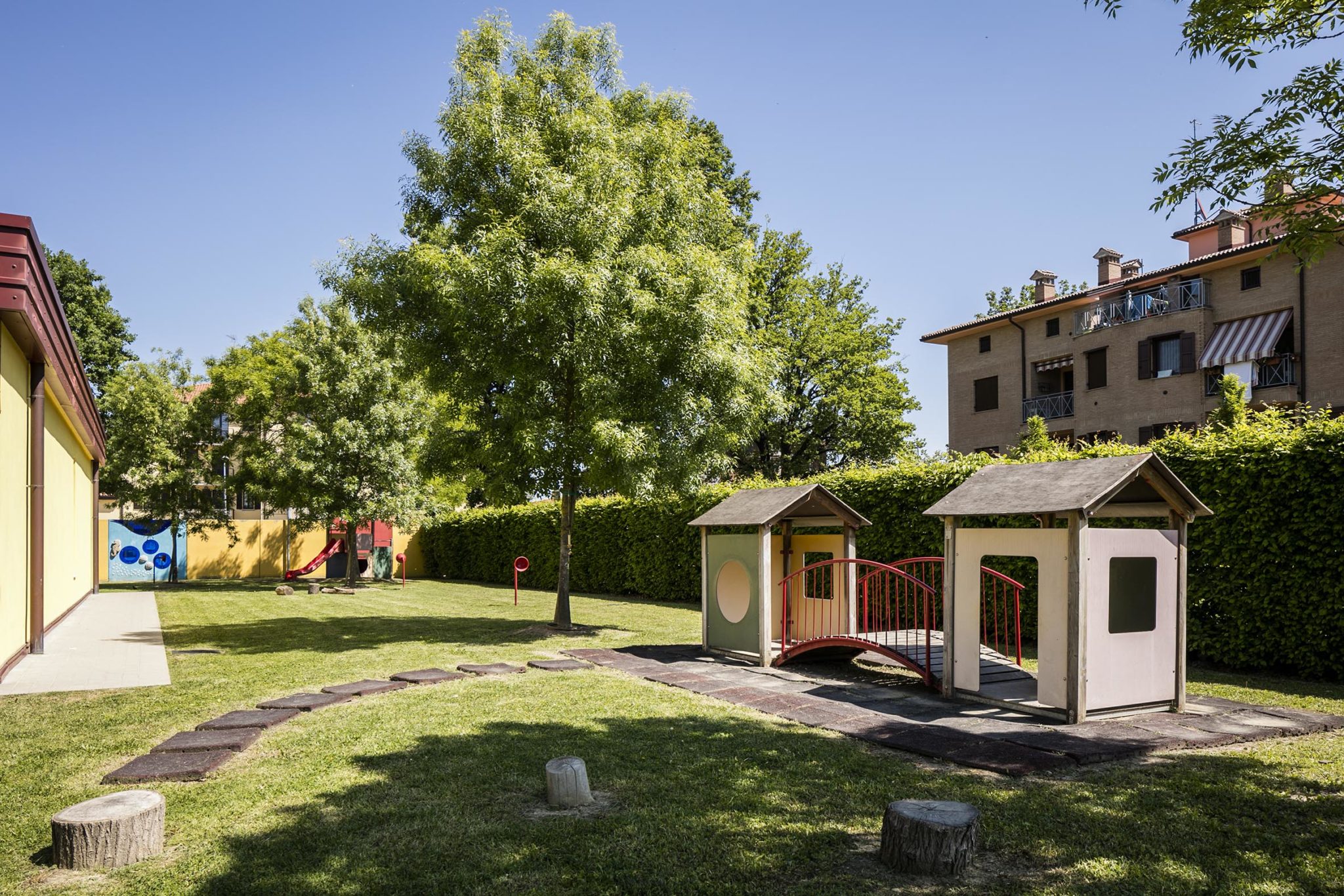Un'immagine che ritrae giardino, prato, cortile, cortile e ombra.