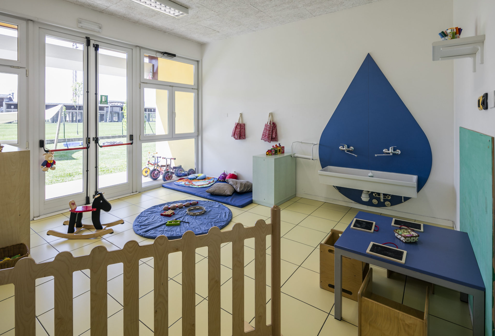 Un'immagine che ritrae pavimentazione, pavimento, design d'interni, soffitto e vivaio.