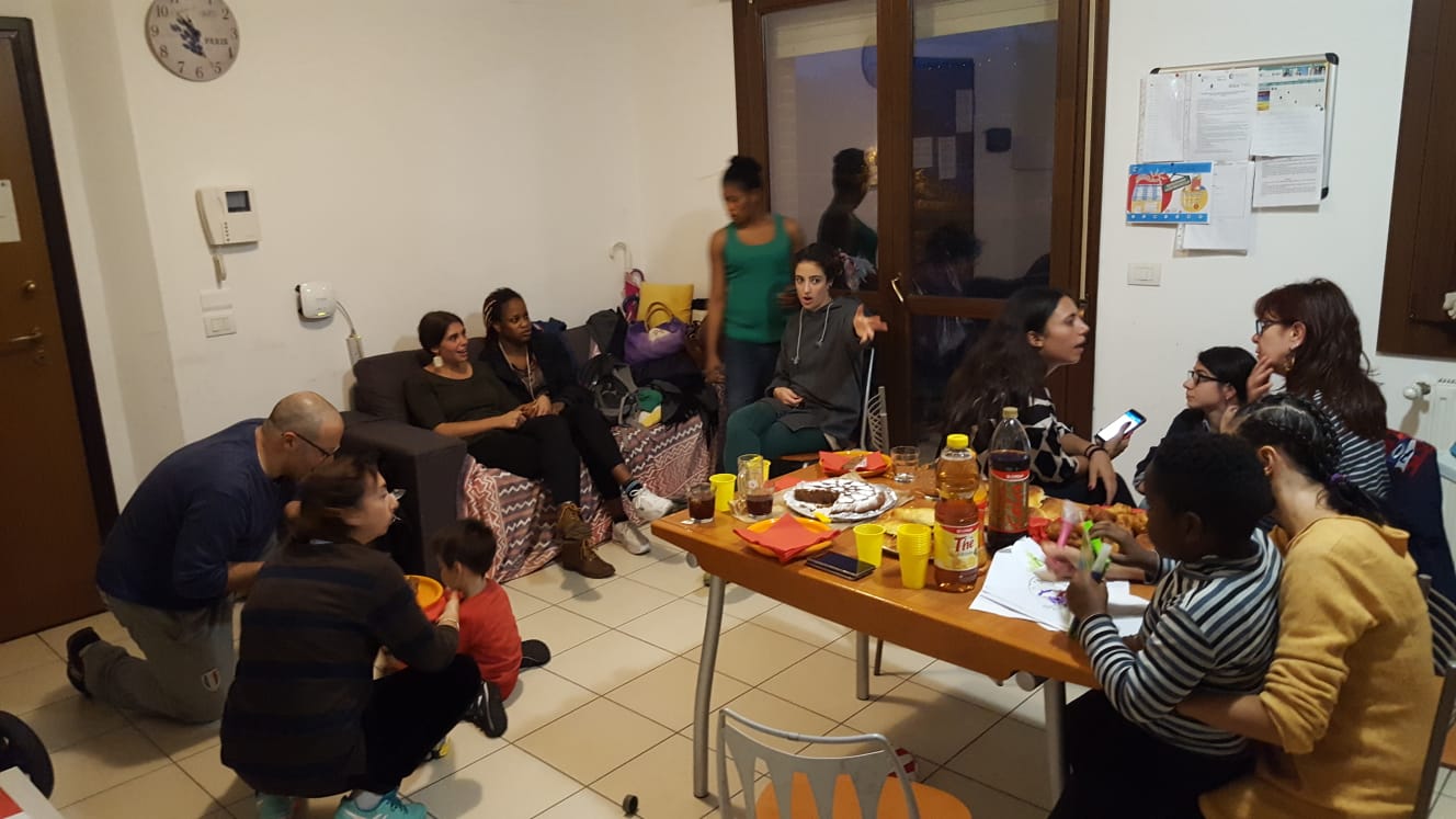 Un'immagine che ritrae mobilia, braccio, tavolo, camicia e maglietta.