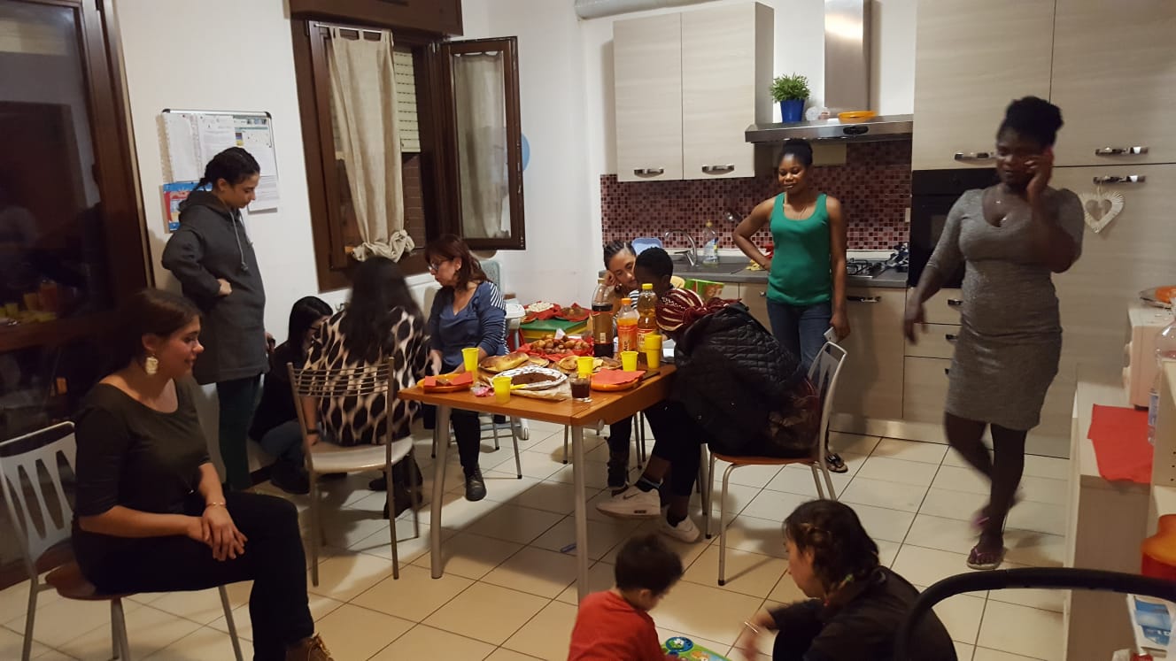 Un'immagine che ritrae mobilia, tavolo, cibo, sedia e stoviglie.
