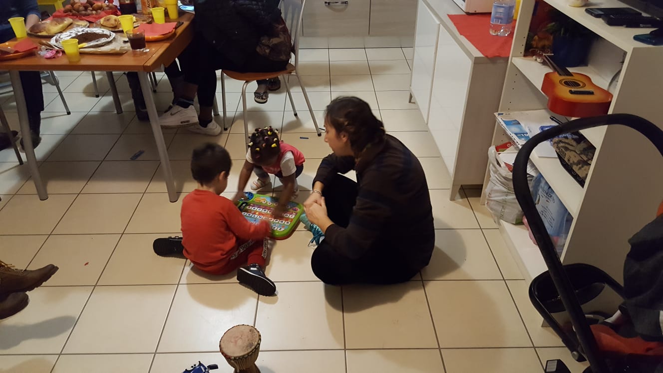Un'immagine che ritrae mobilia, tavolo, bambino, sedia e divertimento.