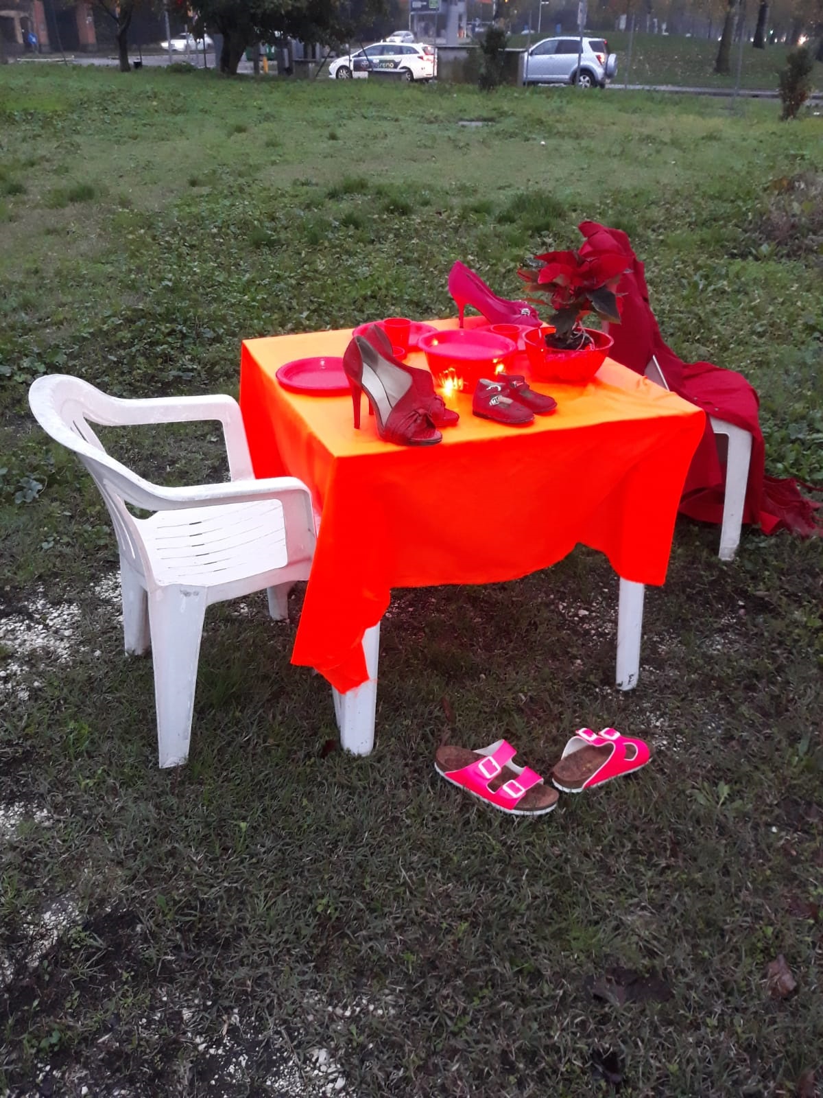 Un'immagine che ritrae rosso, tovaglia, mobilia, tavolo e mobili da esterno.