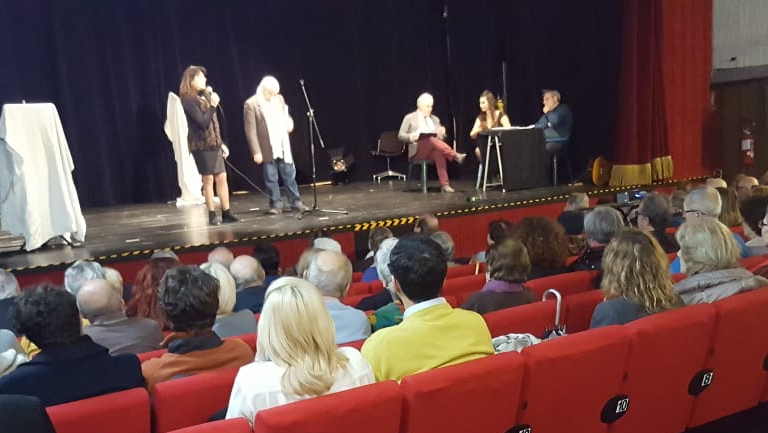 Un'immagine che ritrae palcoscenico, corpo umano, auditorium, evento e tenda.