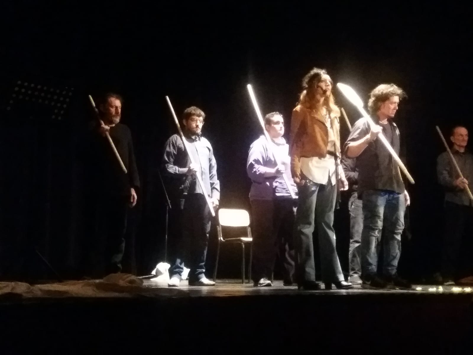 Un'immagine che ritrae arti performative, divertimento, pantaloni, prestazione e in piedi.
