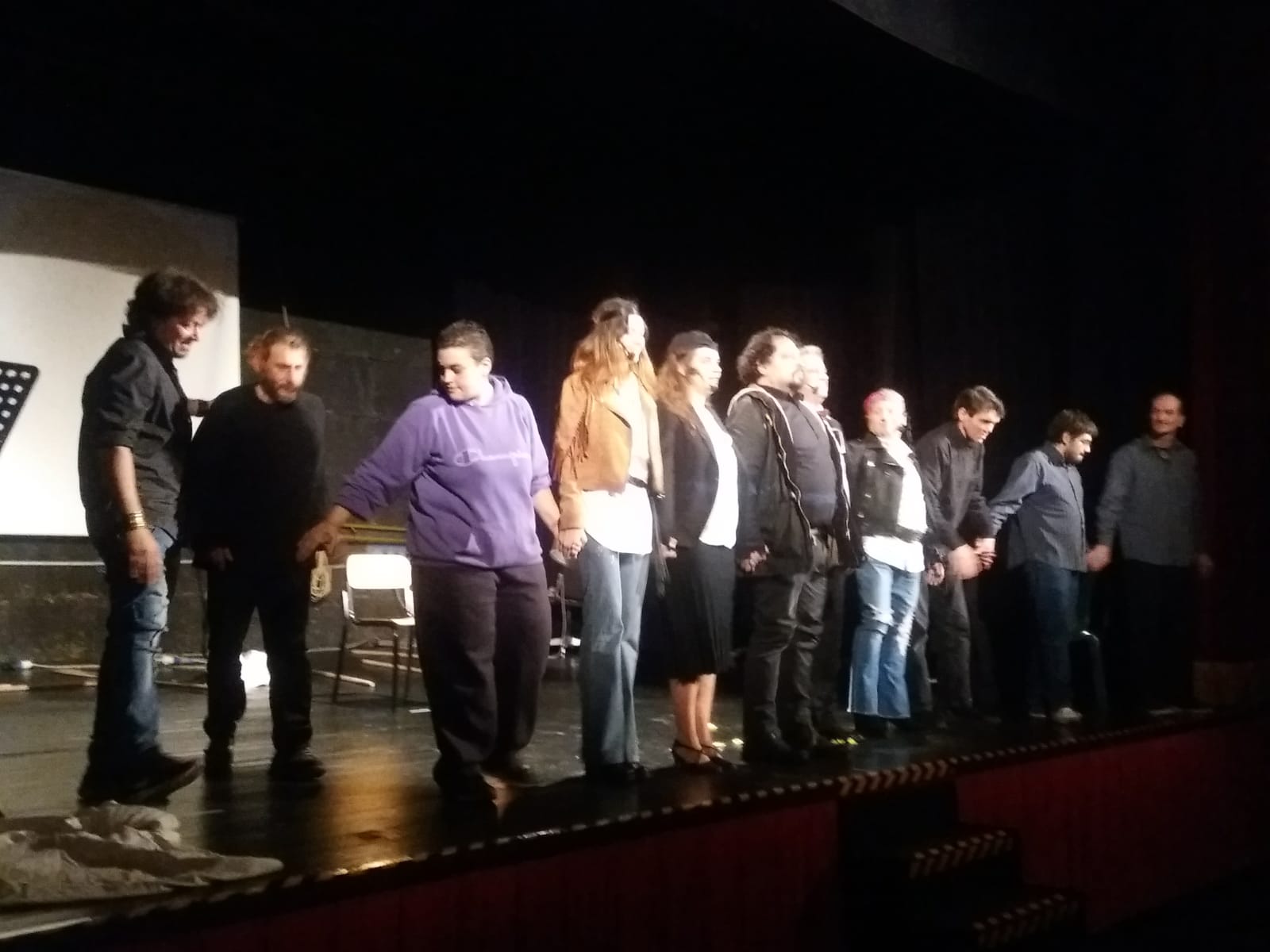Un'immagine che ritrae pantaloni, in piedi, gruppo sociale, jeans e palcoscenico.