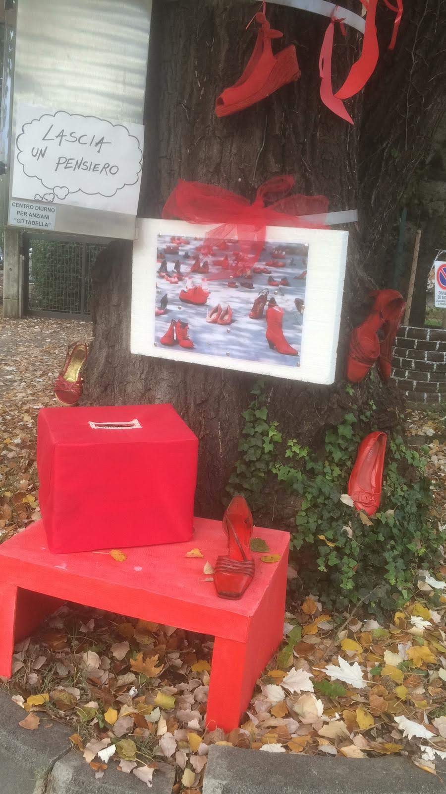 Un'immagine che ritrae rosso, design floreale e gerani.