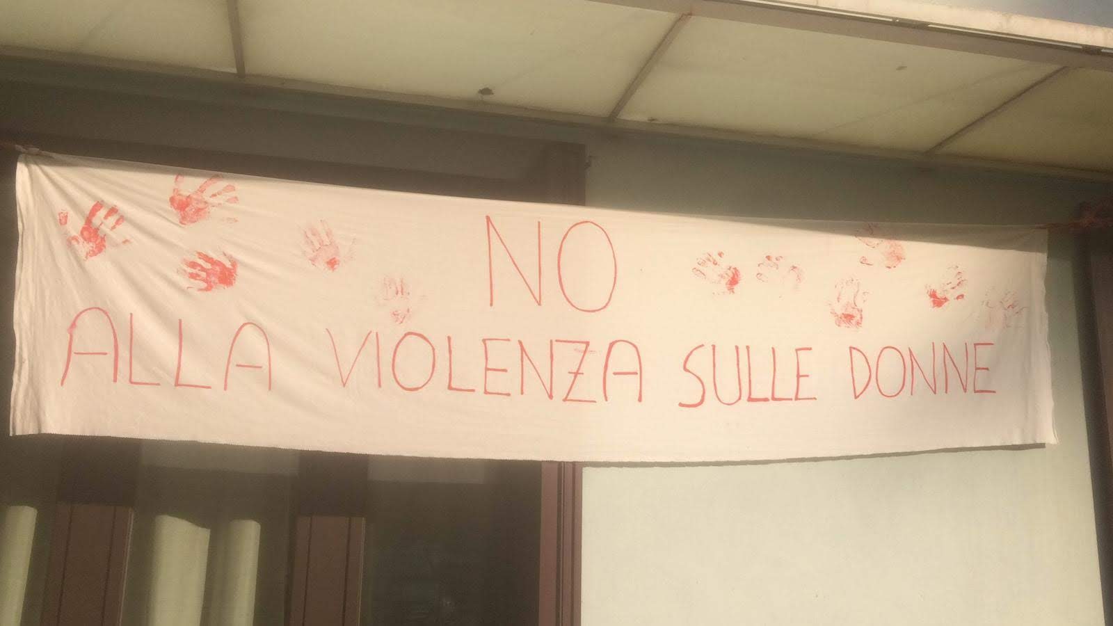 Un'immagine che ritrae testo, font, grafia e bandiera.