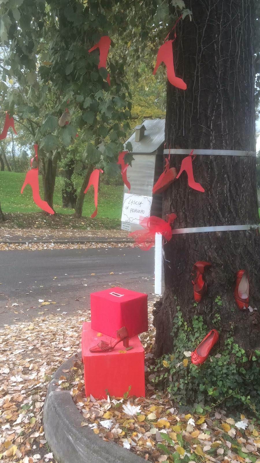 Un'immagine che ritrae rosso, foglia e tronco.