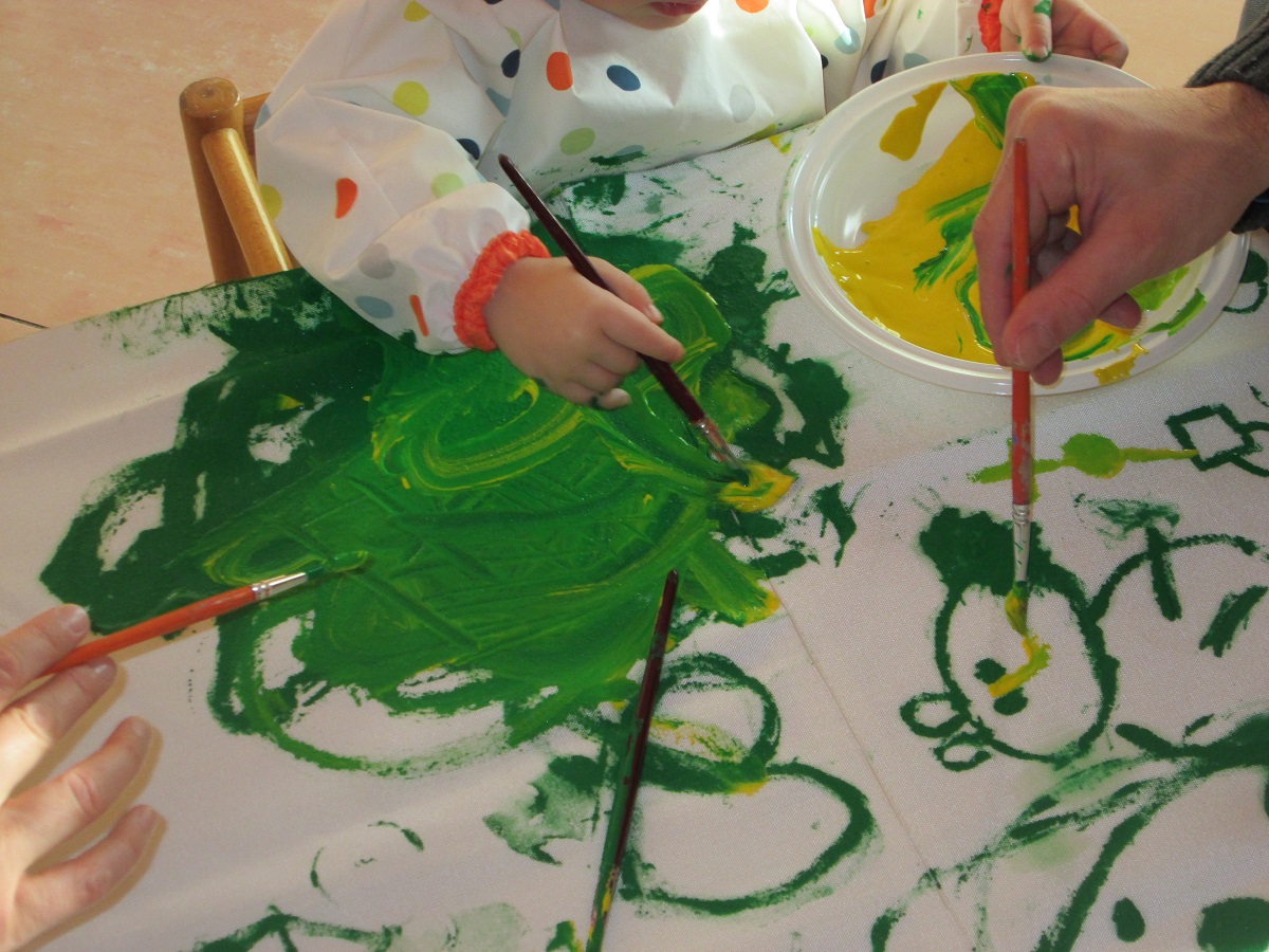 Un'immagine che ritrae artista, pittura artistica, arti visive, arte infantile e colore.