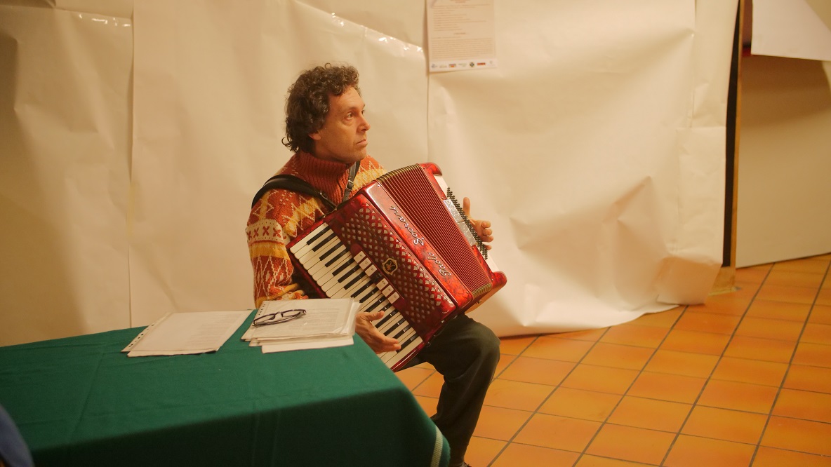 Un'immagine che ritrae strumento musicale, aerofono ad ancia libera, fisarmonicista, strumento popolare e fisarmonica.