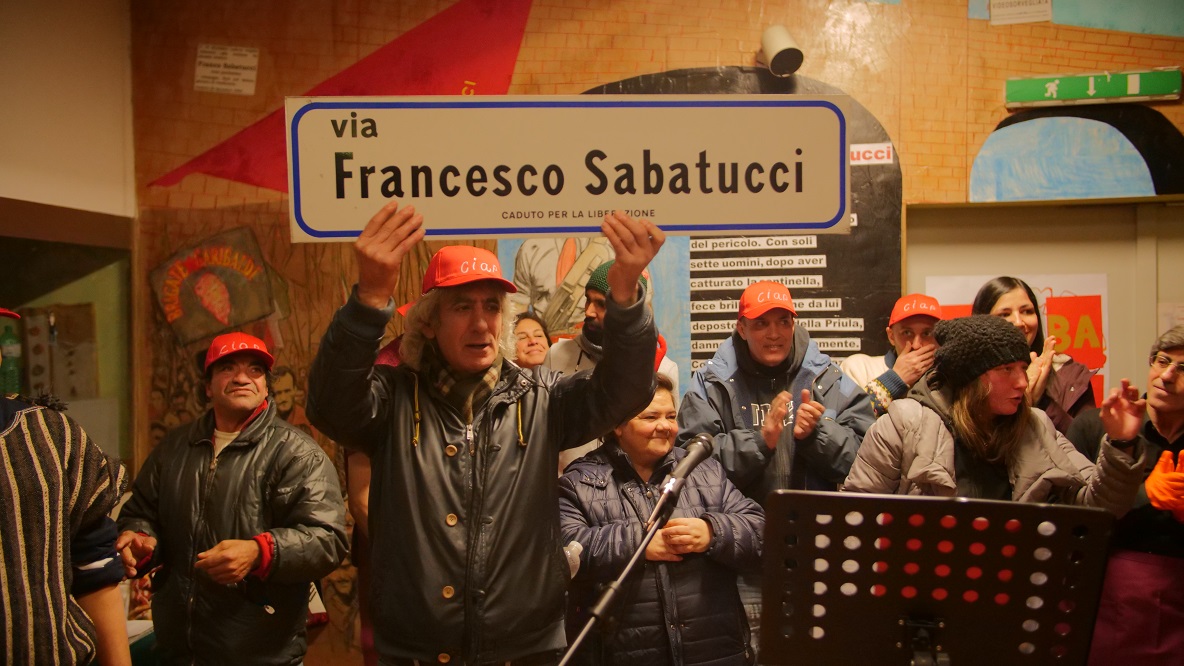 Un'immagine che ritrae cappello, giacca, capispalla, jeans e berretto.