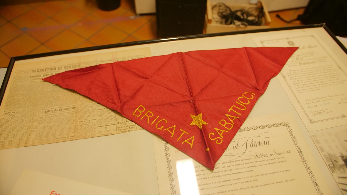 Un'immagine che ritrae rosso, arancia, carta, triangolo e prodotto di carta.