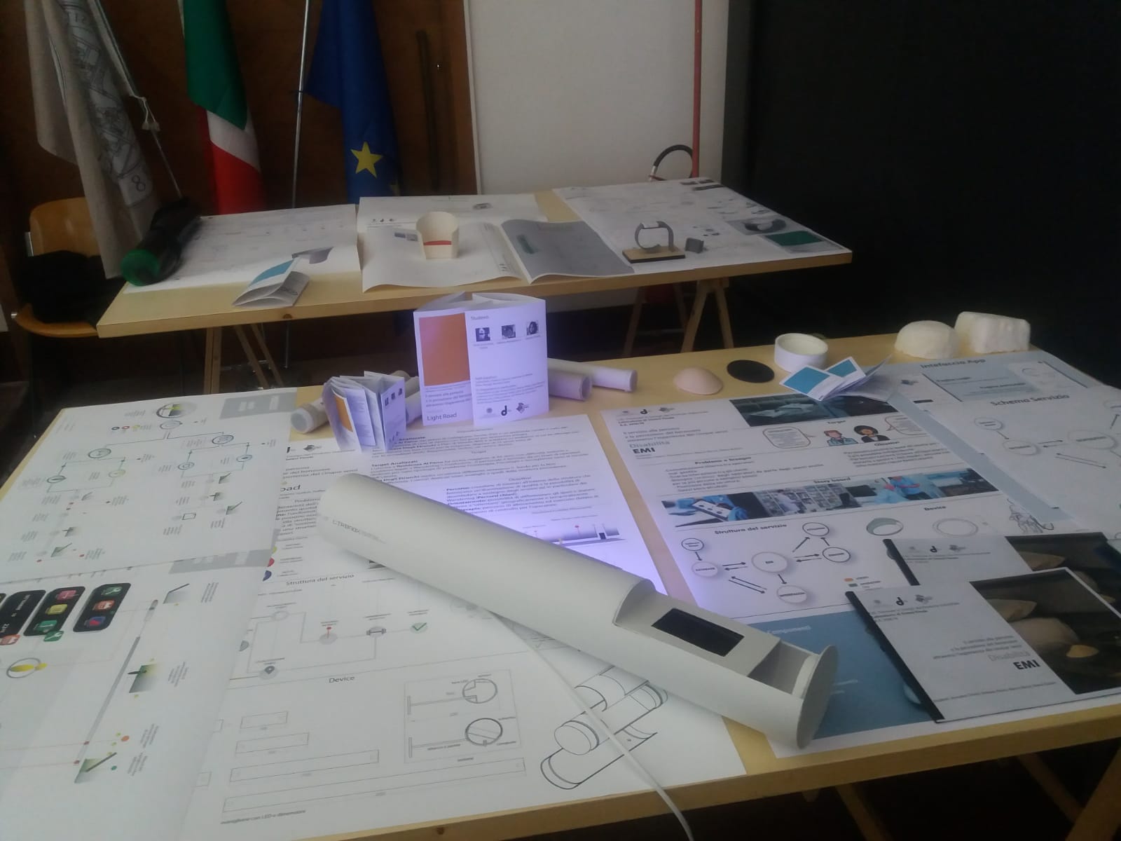 Un'immagine che ritrae forniture per ufficio, carta, prodotto di carta, attrezzature per ufficio e strumento d'ufficio.