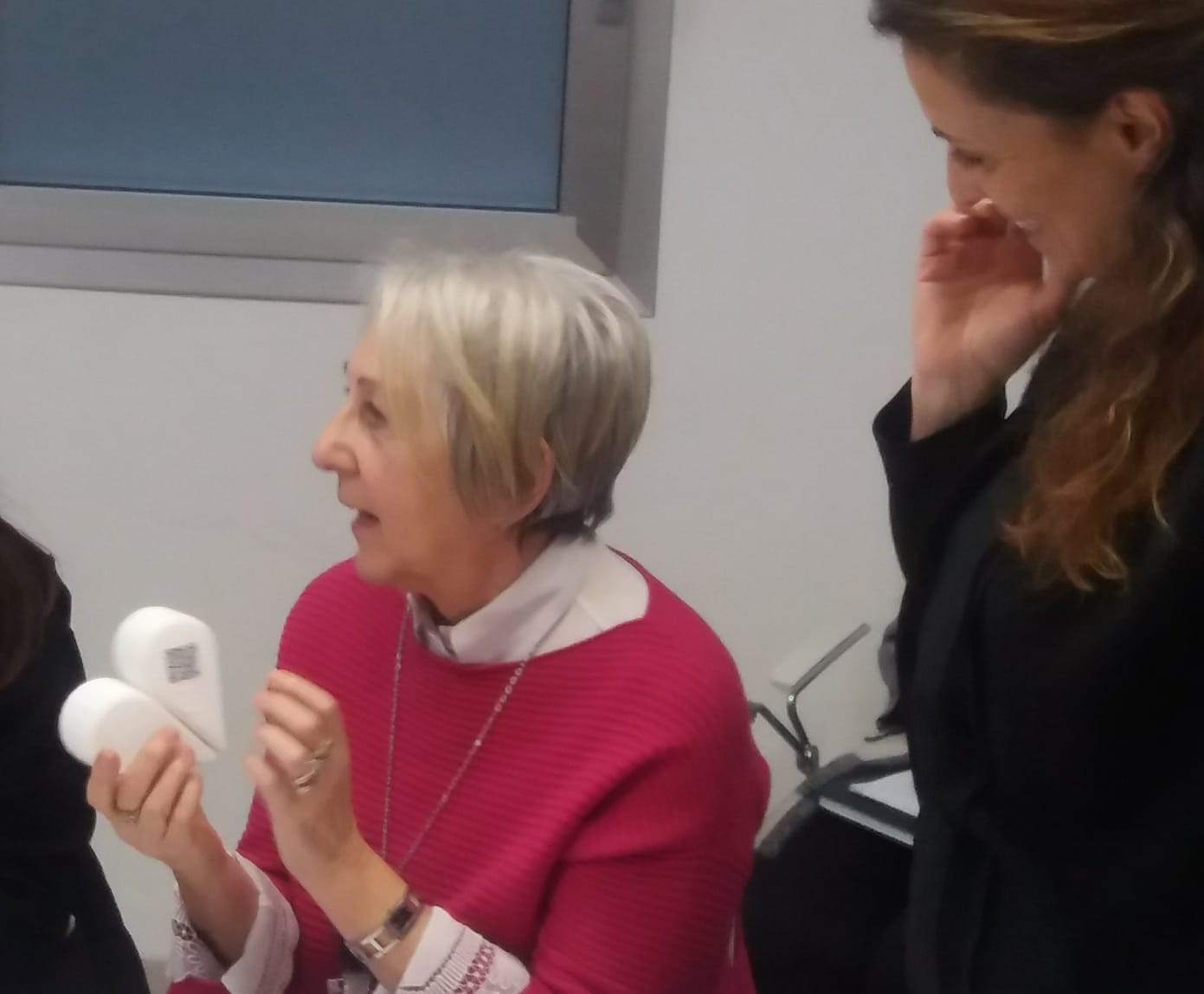 Un'immagine che ritrae capispalla, cappotto, conversazione, biondo e comfort.
