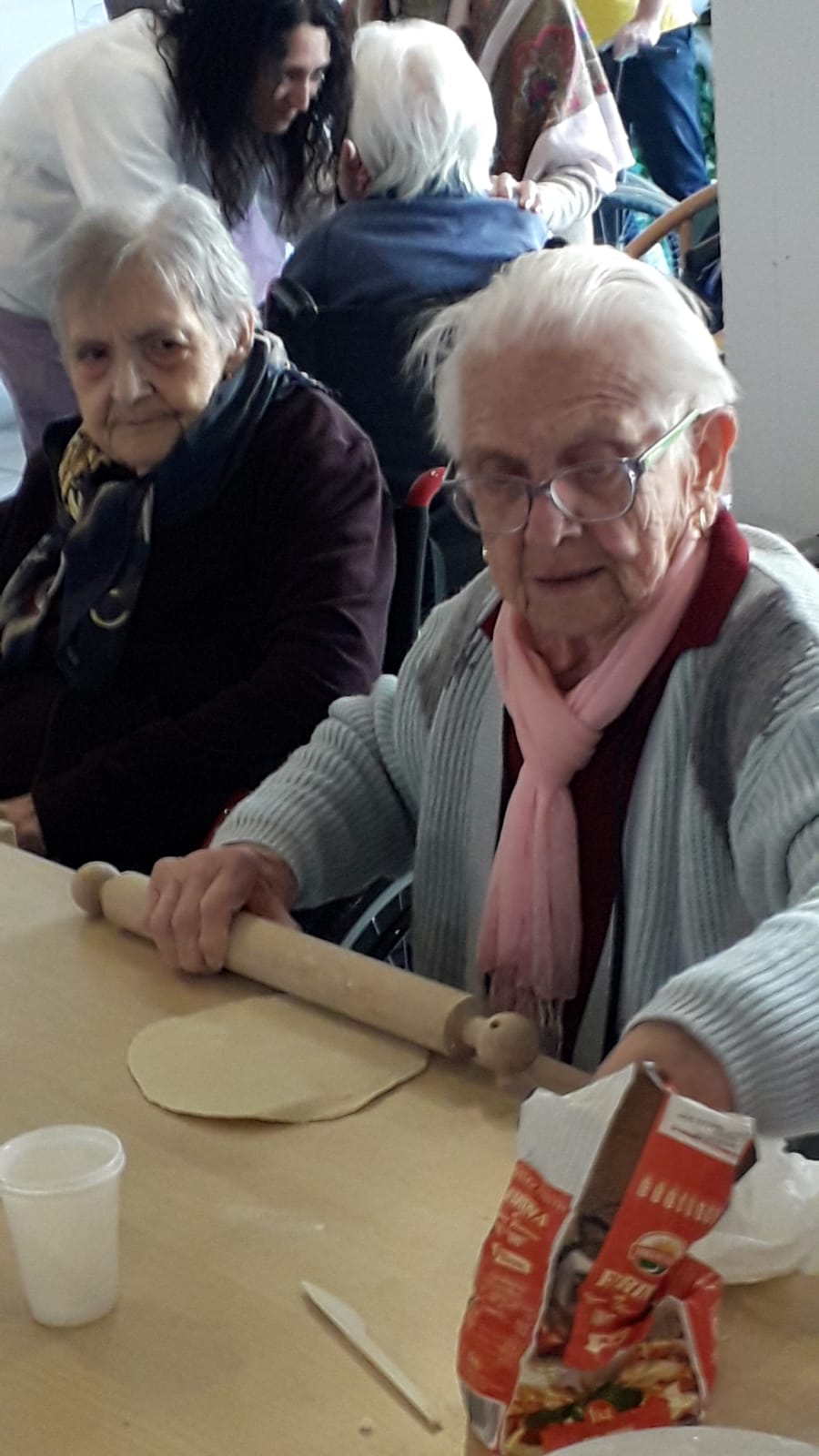 Un'immagine che ritrae occhiali, mobilia, tavolo, giacca e sedia.