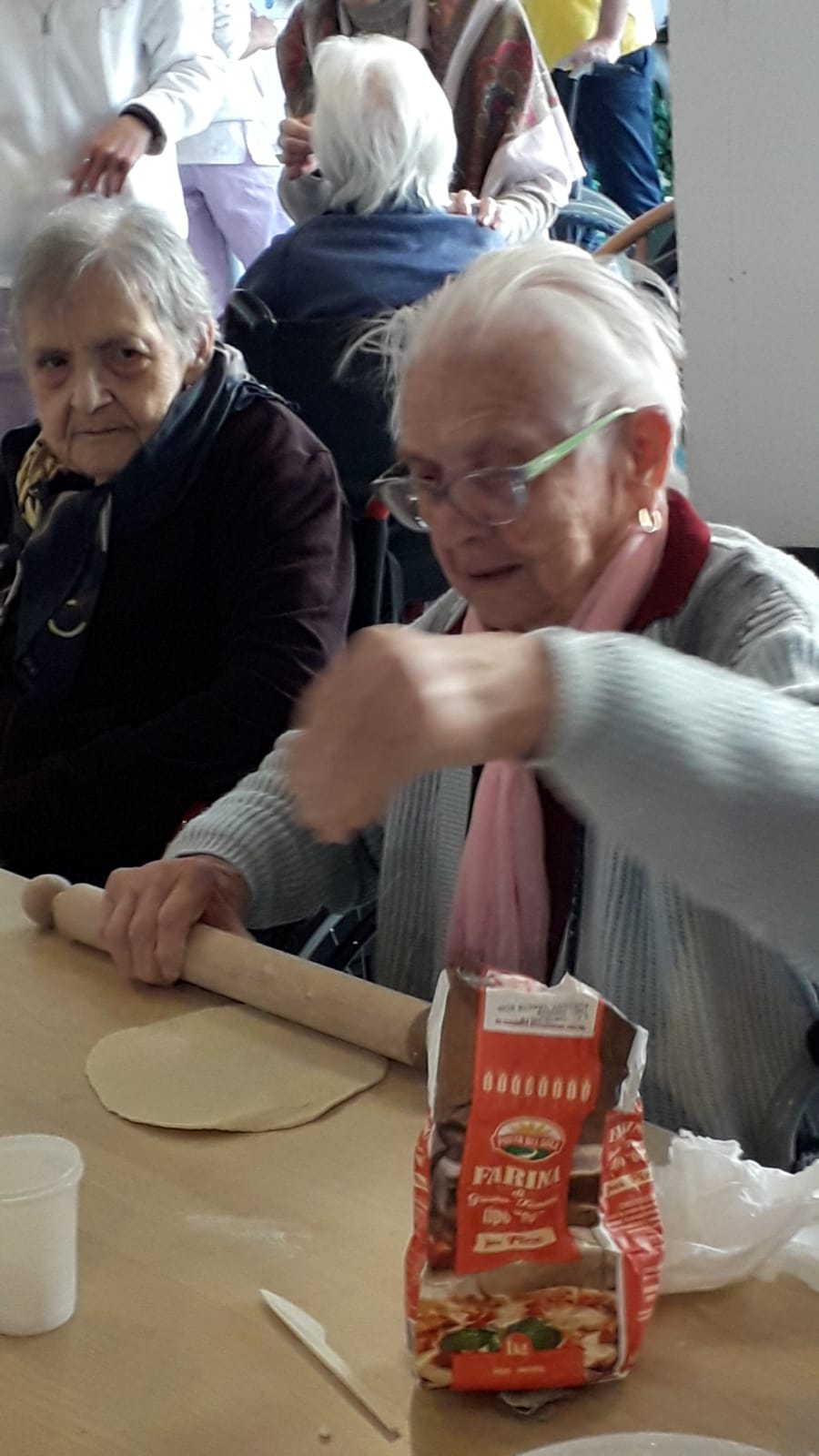 Un'immagine che ritrae mobilia, tavolo, stoviglie, stoviglie e sedia.