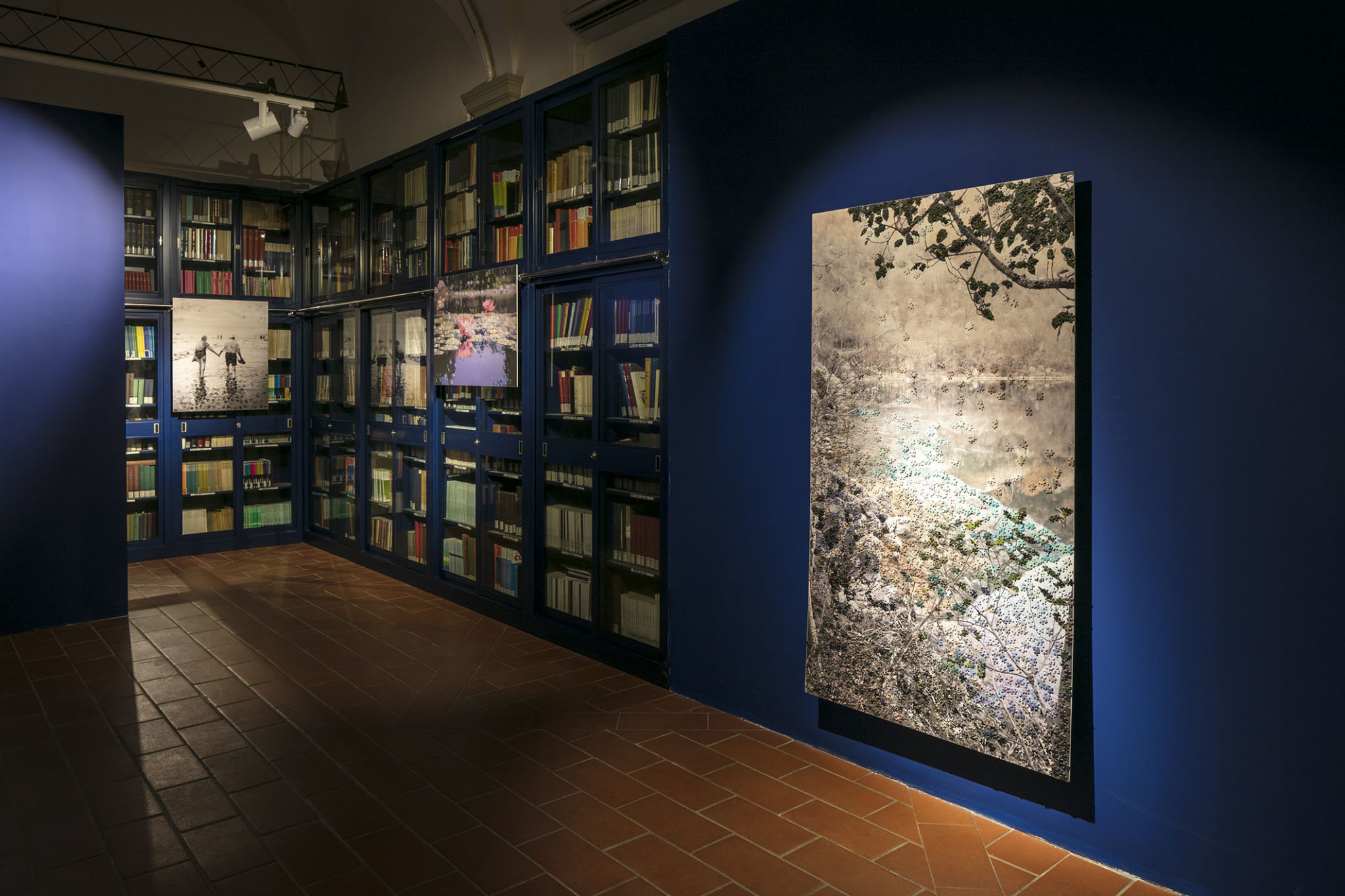 Un'immagine che ritrae design d'interni, pavimentazione, collezione, soffitto e scaffalature.