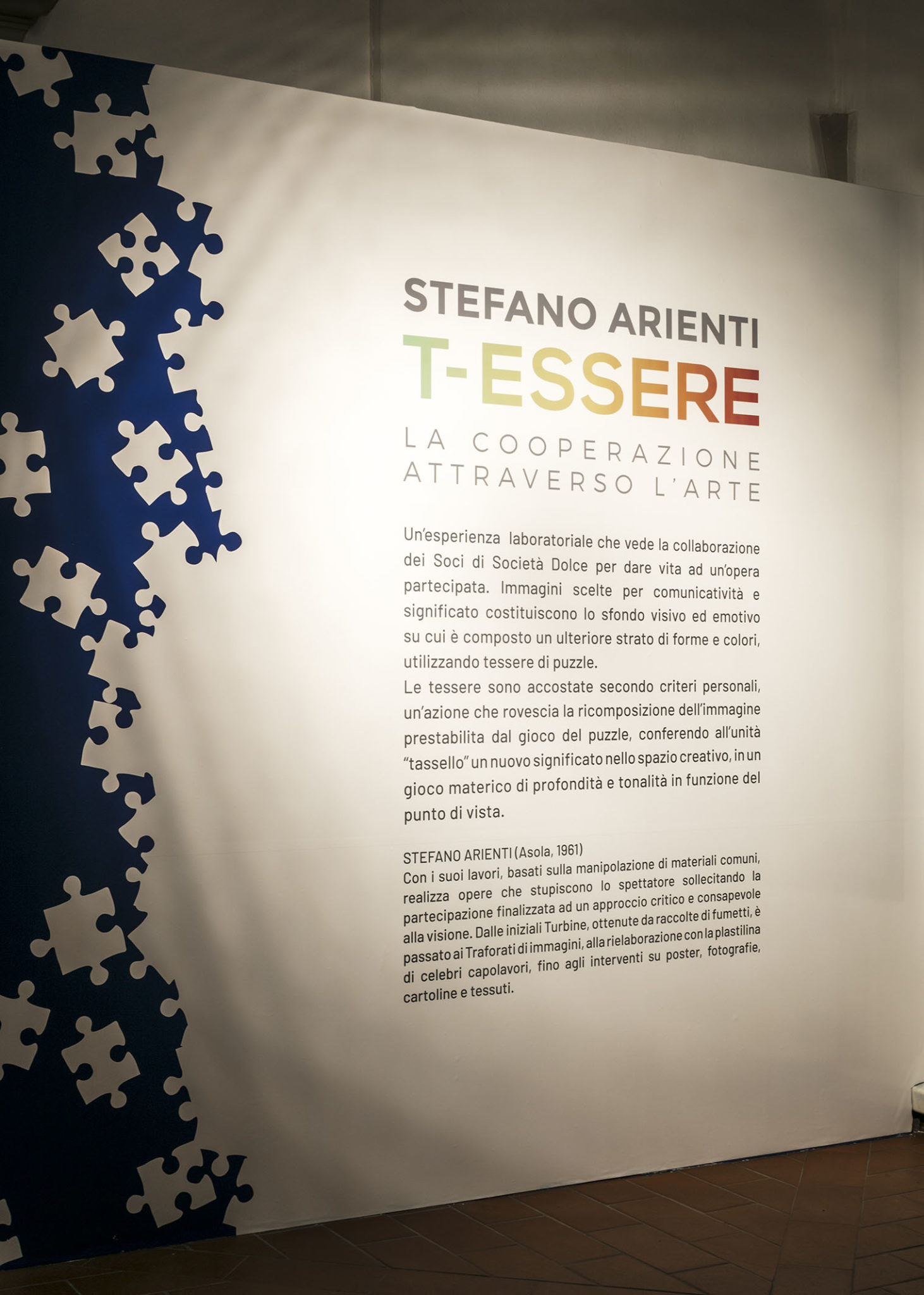 Un'immagine che ritrae pubblicità, bandiera, grafica, graphic design e pubblicazione.