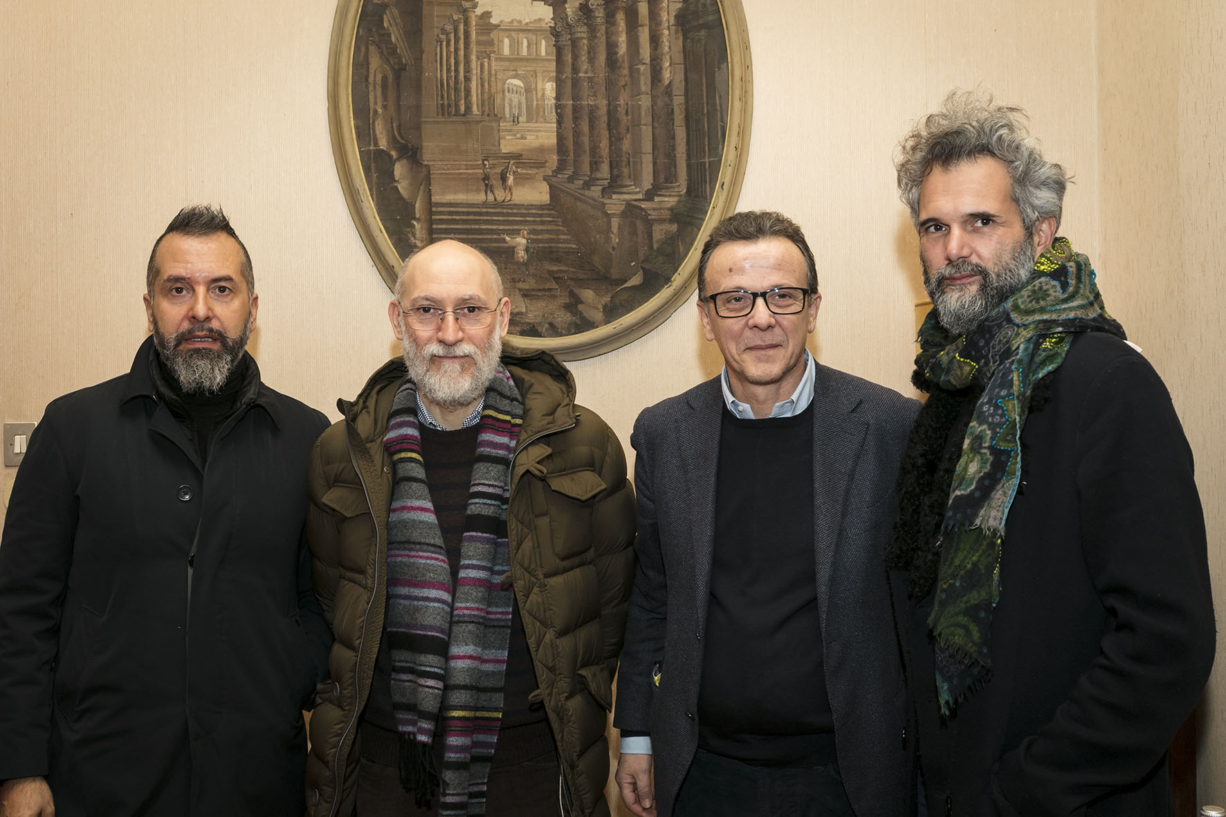 Un'immagine che ritrae manica, barba, peli sul viso, viso e capispalla.