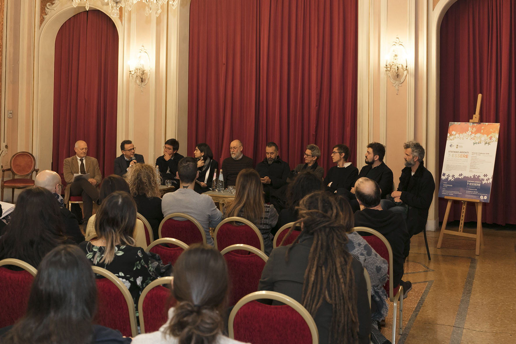 Un'immagine che ritrae design d'interni, sala, tenda, folla e abito.