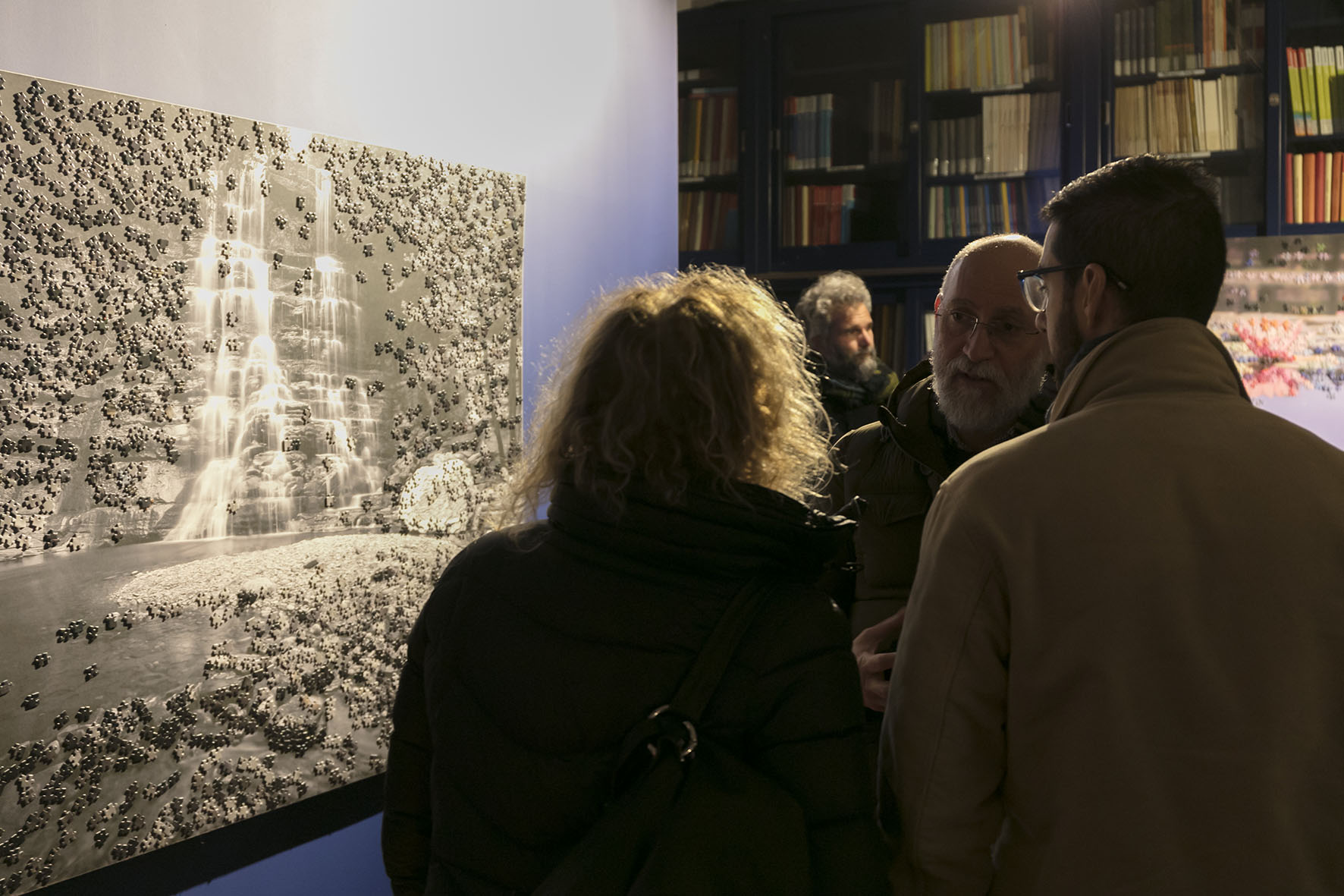 Un'immagine che ritrae in piedi, mostra, folla, vernissage e museo.